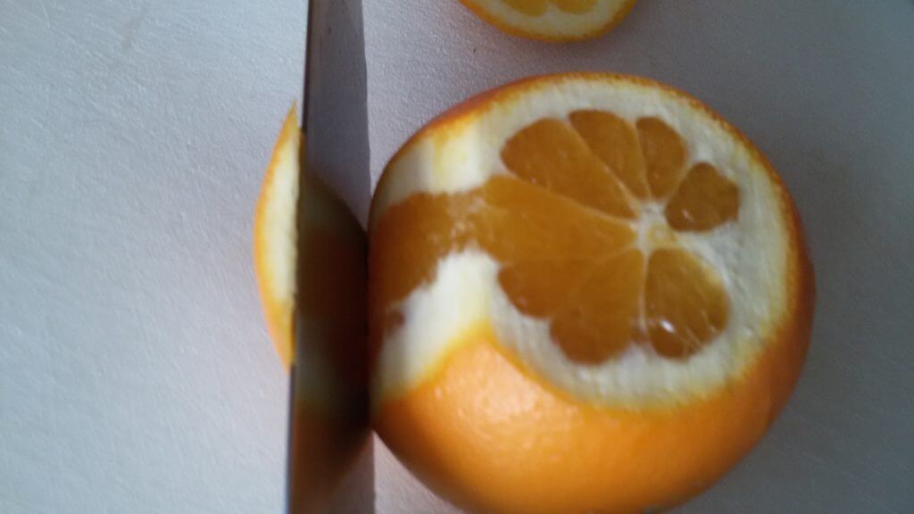 Pelare le arance a vivo