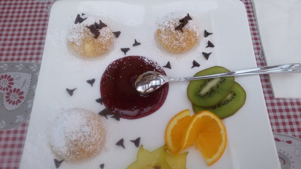 Canederli dolci ripieni di crema nugatt